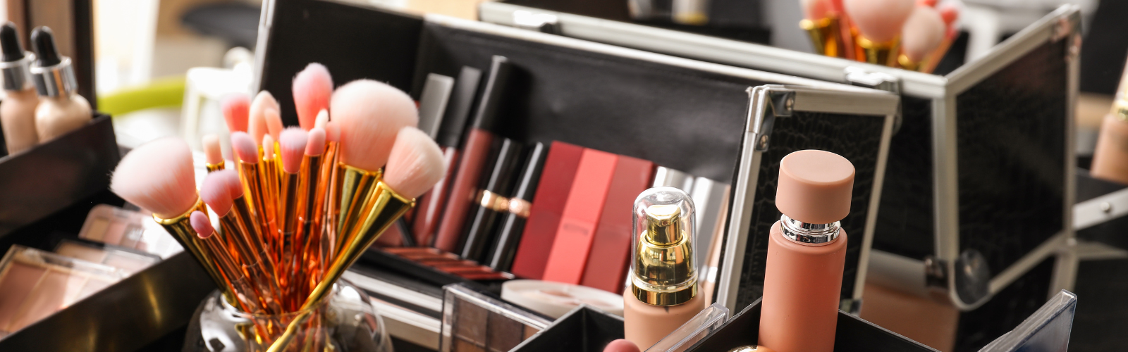 Kuferek kosmetyczny – czym jest, jaki wybrać i dlaczego warto?